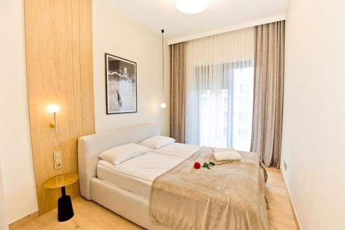 Ένα ή περισσότερα κρεβάτια σε δωμάτιο στο Hevenia Mrzeżyno 7 z widokiem na morze i prywatną sauną