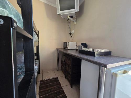 Η κουζίνα ή μικρή κουζίνα στο At Home Guesthouse