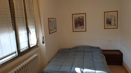 - une chambre avec un lit et 2 fenêtres dans l'établissement Quadrilocale con 2 bagni, à Castellanza
