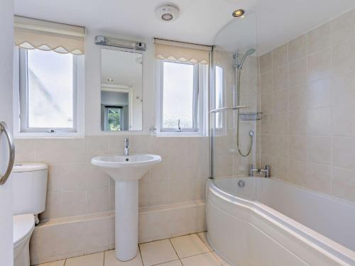 Et badeværelse på 2 Bed in Clovelly FORDM