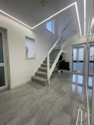 Modern House with Garden and Parking photo 21