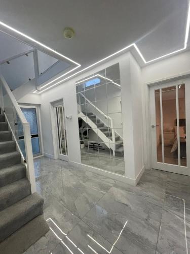 Modern House with Garden and Parking photo 24