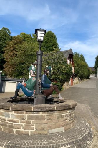 a statue of two women sitting under a street light at Kleines WaldGlück Wennemen in Meschede