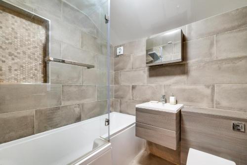 Koupelna v ubytování Clematis Cottage