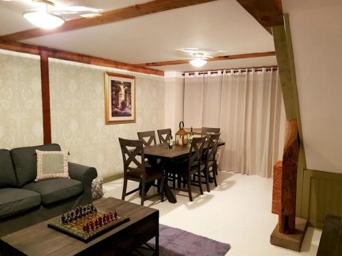 un soggiorno con tavolo e sala da pranzo di L'Echappée Normande a Saint-James
