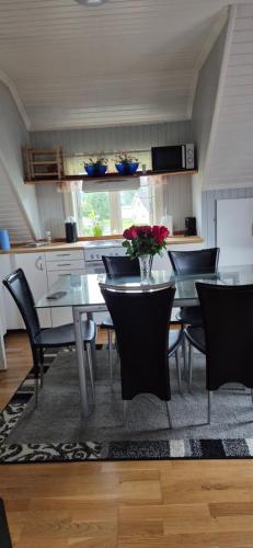 Η κουζίνα ή μικρή κουζίνα στο Mysen Apartment with Fireplace & Garden View
