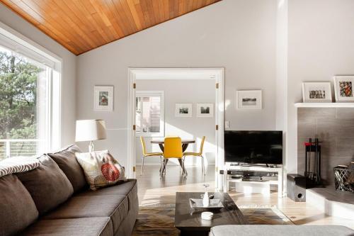 Gallery image of Modern Manzanita House with Huge Deck, Wood Stove, Pet-Friendly in Manzanita