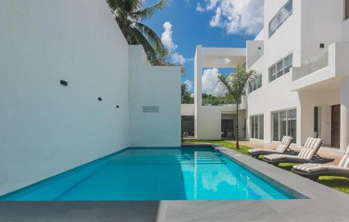 una piscina nel cortile di una casa di Malibu Residential 3BD - Manduli a Cozumel
