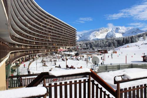a building with a ski slope in the snow at Résidence Le Bois D'aurouze - Mini-studio 2 couchages MAE-8284 in Le Dévoluy