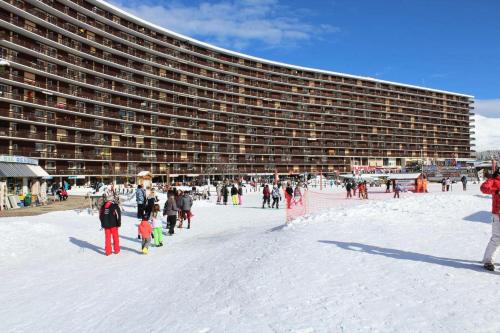 a group of people in the snow in front of a large building at Résidence Le Bois D'aurouze - Mini-studio 2 couchages MAE-8284 in Le Dévoluy