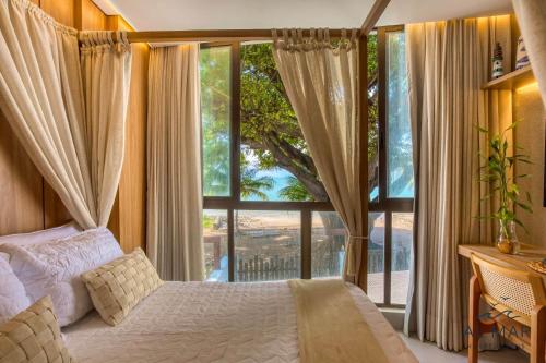 a bedroom with a bed and a large window at Get Sense By 123Quarto Hospedagem in Tambaú