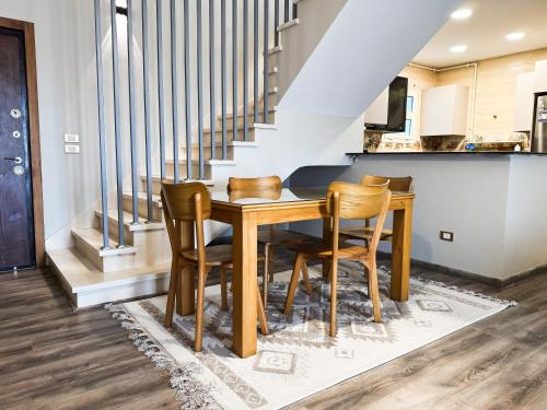 Φωτογραφία από το άλμπουμ του 3BR Duplex With Rooftop in El Patio Casa Compound σε Madinaty