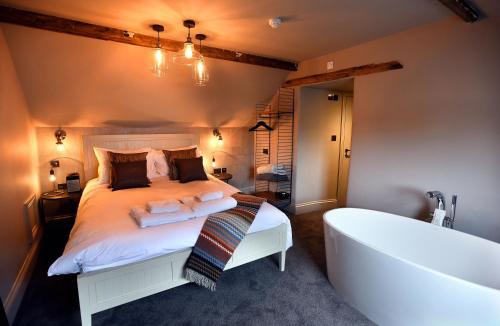 Un pat sau paturi într-o cameră la Thornham Rooms at The Chequers