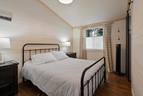 a bedroom with a bed and a window at Hidden Gem in Hungry Horse in Hungry Horse