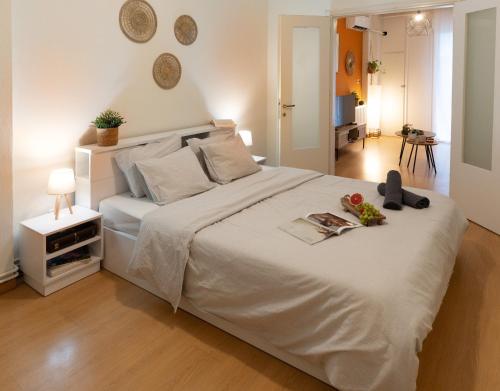 Postel nebo postele na pokoji v ubytování Cozy Central Flat with Balcony, Thessaloniki