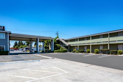 an empty parking lot in front of a building at Red Roof Inn Yuba City Bonanza - Marysville in Yuba City
