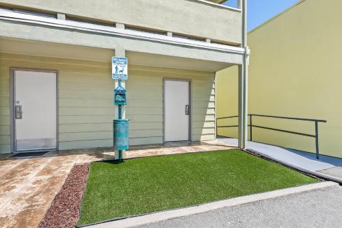 a building with a sign in the grass in front of it at Red Roof Inn Yuba City Bonanza - Marysville in Yuba City