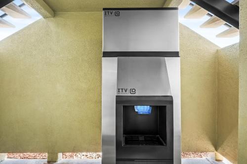 a microwave oven in the middle of a room at Red Roof Inn Yuba City Bonanza - Marysville in Yuba City