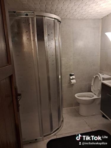 a bathroom with a shower and a toilet at İnci dağ evi in Anayurt