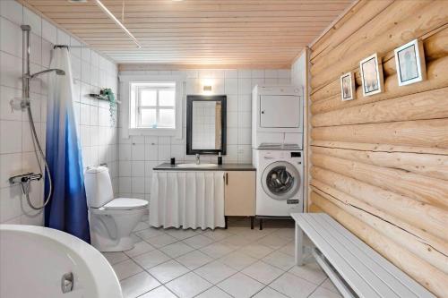 a bathroom with a toilet and a washing machine at M130-Vaeggerlose-Marielyst-Strandpark-125 in Marielyst