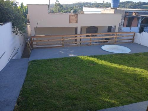 Eine Frisbee im Gras vor einem Haus in der Unterkunft Recanto da Celinha - Casa em Tiradentes in Tiradentes