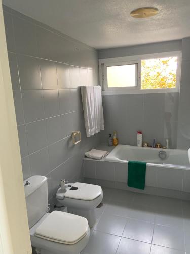 a bathroom with a toilet and a tub and a sink at Residencial Aguilas Playa in Águilas