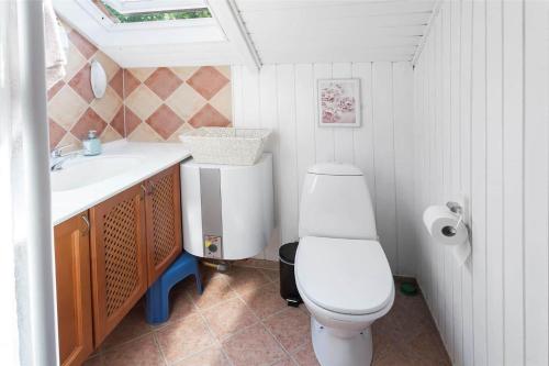 un piccolo bagno con un water e un lavandino di M12019-Vaeggerlose-Krondyrstien-51 a Bøtø By
