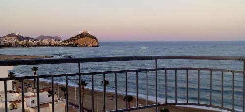 a view of the beach and the ocean from a balcony at Residencial Aguilas Playa in Águilas
