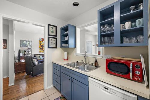 Η κουζίνα ή μικρή κουζίνα στο Modern Boho Hideaway