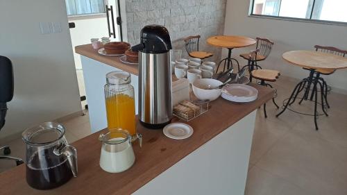 eine Theke mit Kaffeemaschine darüber in der Unterkunft Pousada Contemplar Tiradentes in Tiradentes