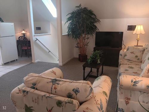 a living room with two chairs and a television at The Cozy Inn in St. Augustine