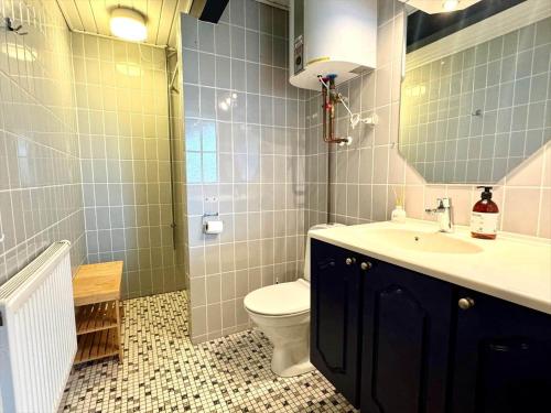 a bathroom with a toilet and a sink at M358-Vaeggerlose-Norrevang-38 in Bøtø By