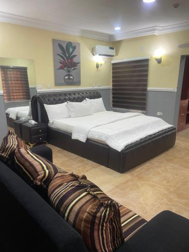Postel nebo postele na pokoji v ubytování Allover suites & exclusive apartment