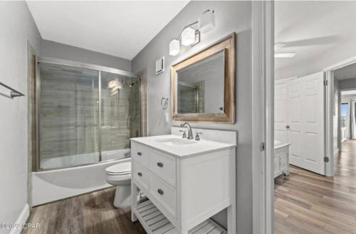 パナマ・シティ・ビーチにあるFall Special 4br Ocean Views Sounds Pickle Ballの洗面台とトイレを備えた白いバスルーム