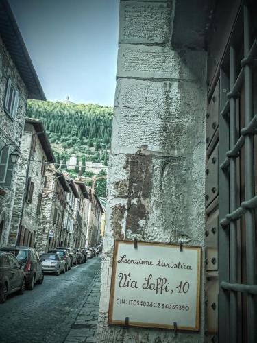 a sign on the side of a building on a street at Locazione Turistica Via Saffi 10 Gubbio in Gubbio