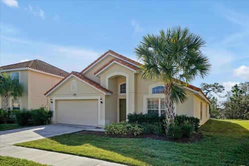 une maison avec un palmier devant dans l'établissement AV410VD Relax Retreat Villa in Aviana Resort home, à Loughman