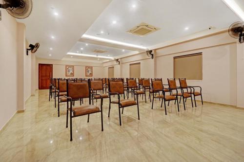 Zona business o sala conferenze di Super Townhouse Kizhakkambalam Tourist Home