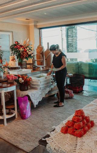 Makanan di atau berdekatan rumah tamu ini