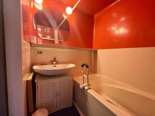 a bathroom with a sink and a mirror at Résidence Nova 3 - Appartement 2 pièces 6 personnes proche des pistes MAE-2143 in Arc 1800