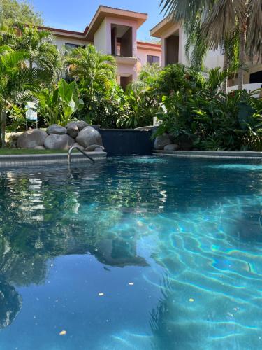 Bazén v ubytování Serena Suites L2 Playas del Coco nebo v jeho okolí