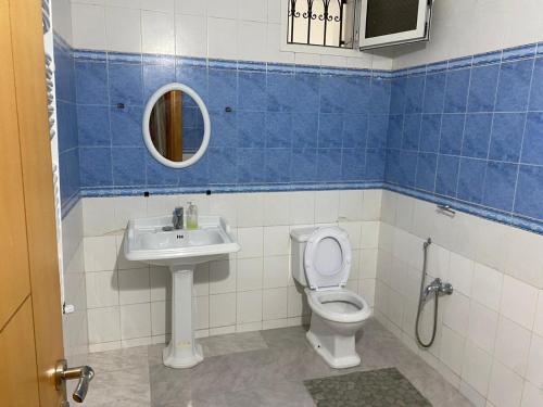 a bathroom with a toilet and a sink at Résidence flaurence la marsa in El Haouach