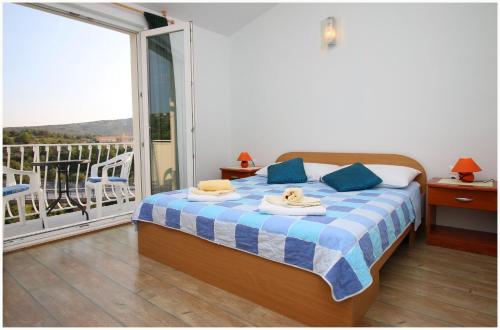 En eller flere senge i et værelse på Apartments HULJEV