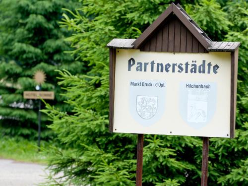 a sign for a park with trees in the background at Hotel Sonne in Seiffen