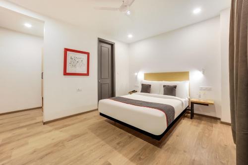 a bedroom with a large white bed in a room at Super Townhouse 158 Near Netaji Subhash Marg Near Appu Ghar in Gurgaon