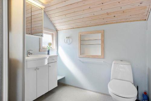 ein Badezimmer mit Toilette und Waschbecken in der Unterkunft SL261 Korsør - Svenstrup Strandvej 109 in Korsør