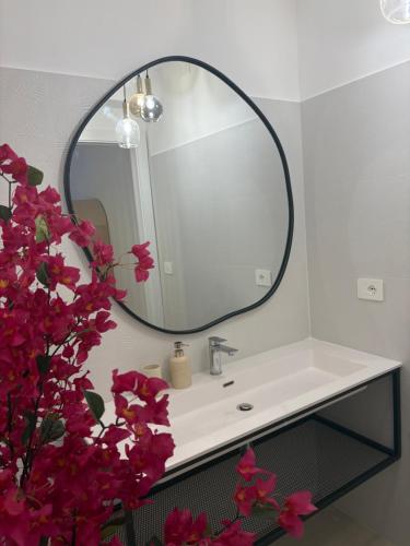 a bathroom with a sink and a mirror at Llar Mediterrània in Alghero