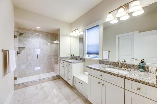 Ένα μπάνιο στο Near Bethany Beach Resort-Style Home with Views