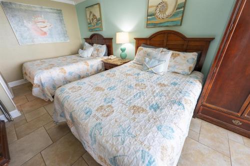 Ένα ή περισσότερα κρεβάτια σε δωμάτιο στο New Coastal Charm, Direct Oceanfront Views, Pools!