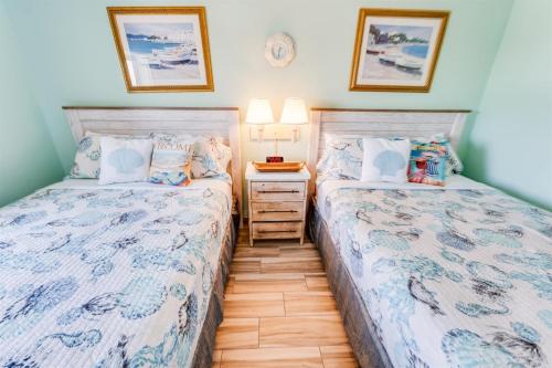 Postel nebo postele na pokoji v ubytování New Direct Oceanfront at Sandcastle South Pools!