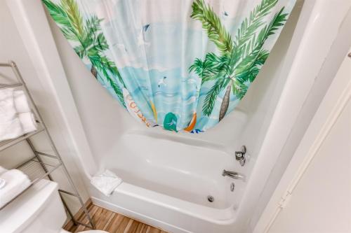 Koupelna v ubytování New Direct Oceanfront at Sandcastle South Pools!